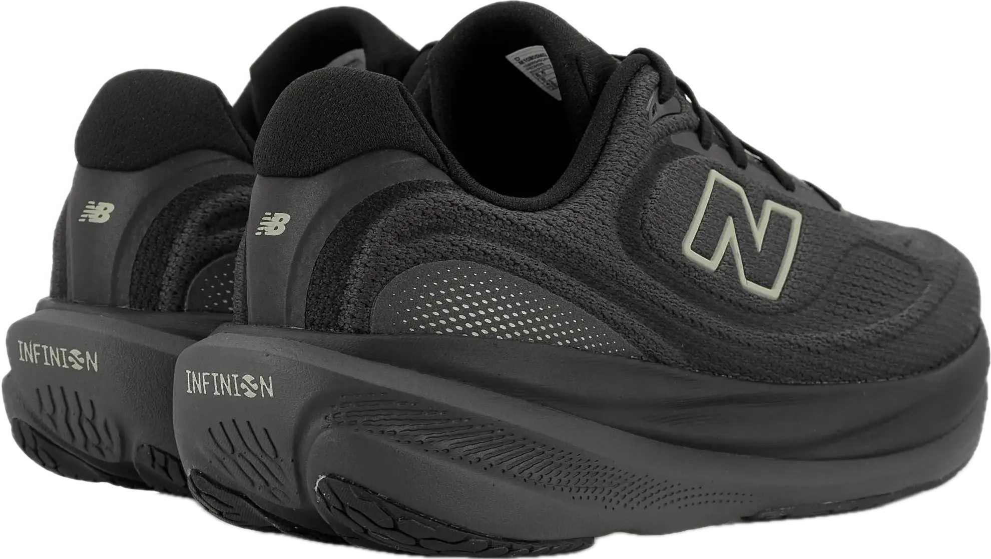 Trois quarts arrière de la New Balance 1080 v15, talon renforcé et mousse Infinion