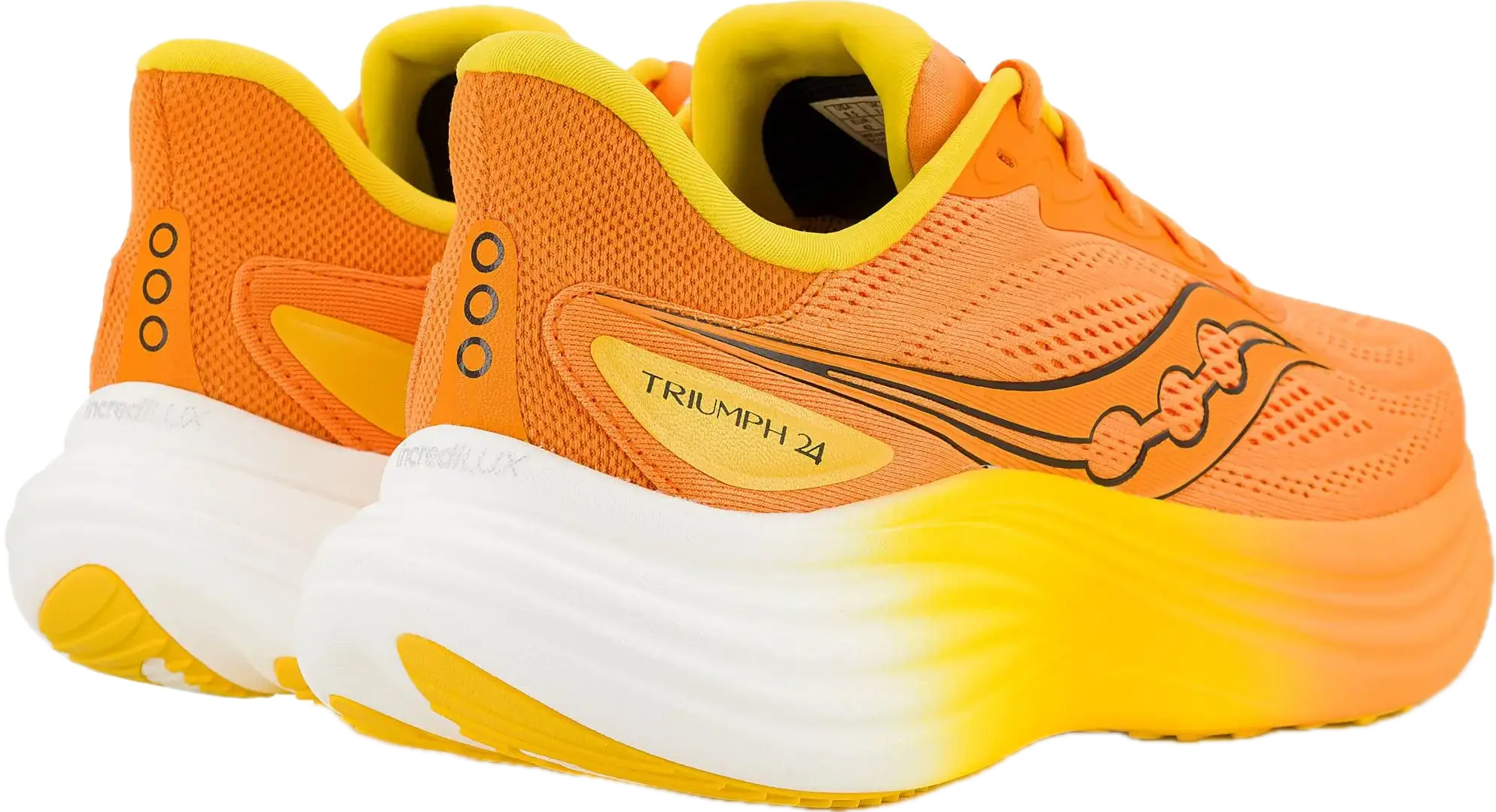 Trois quarts arrière de la Saucony Triumph 24, talon épais et base large