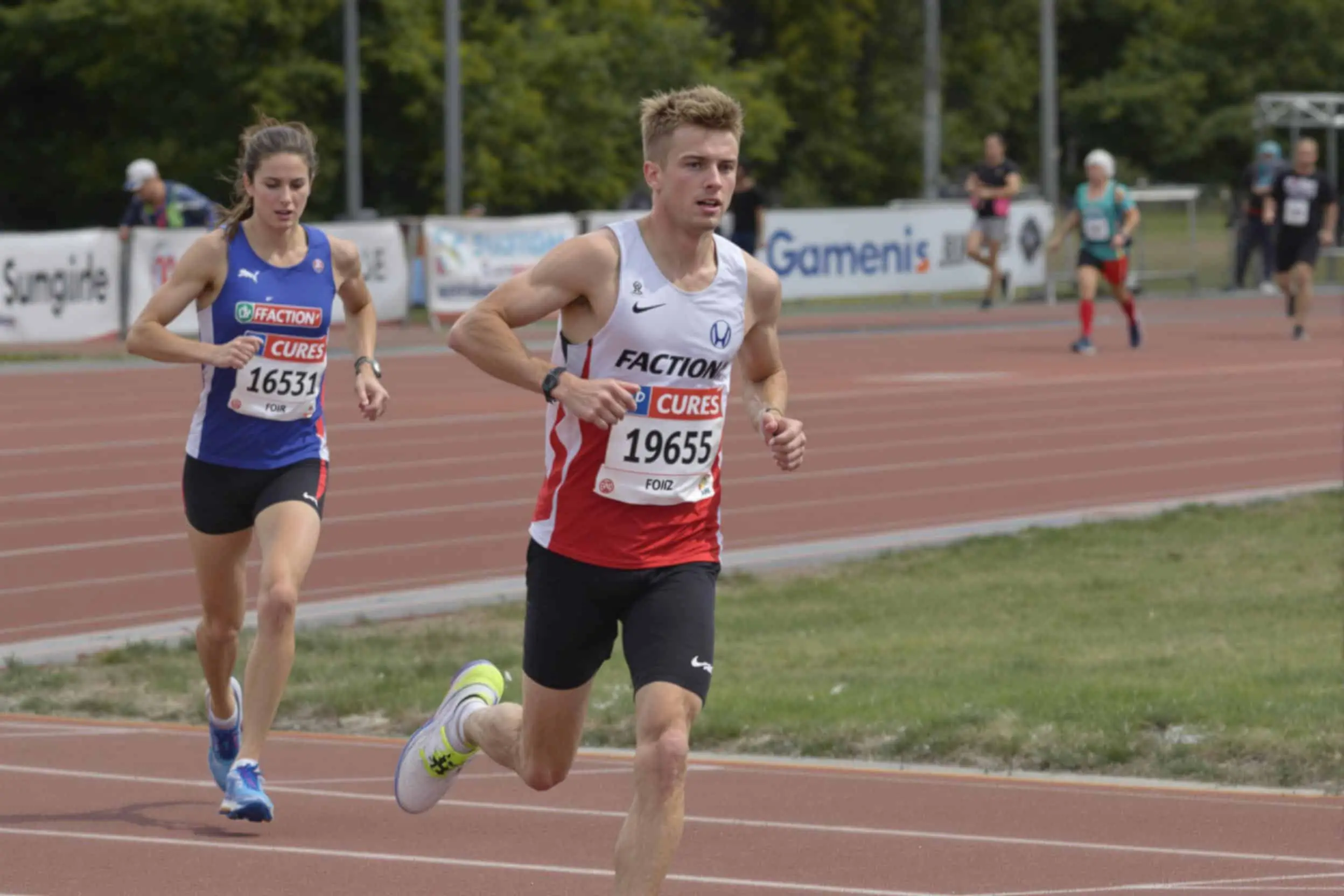 Coureurs sur une piste d'athlétisme pendant une séance de fractionné 30/30